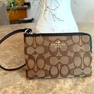Signature Coach Corner Zip Wristlet